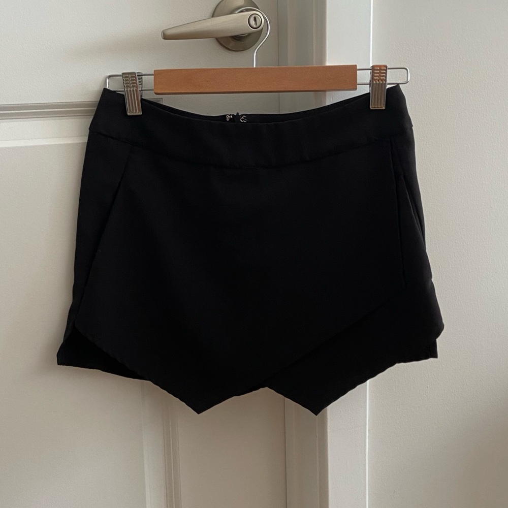 Lulu’s black skort